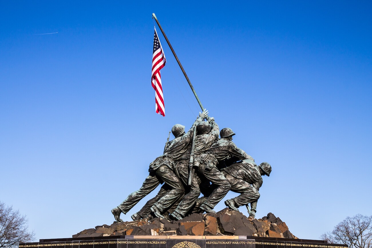 Statue in Virginia of soldiers raising American flag during WWII